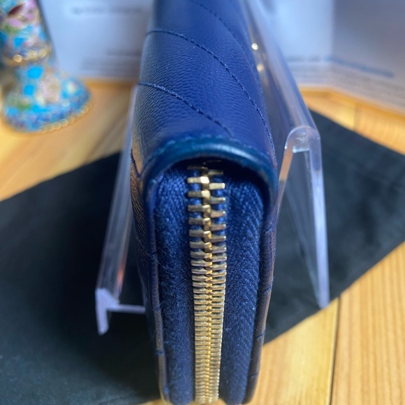 Yves Saint Laurent Grain De Poudre Matelassé Leather Monogram Zip Around Wallet - Picture 7 of 14